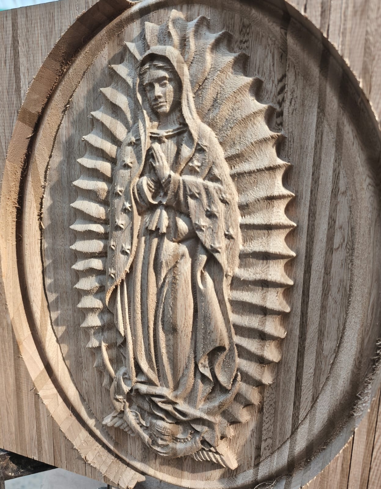Tallado de la Virgen de Guadalupe en madera